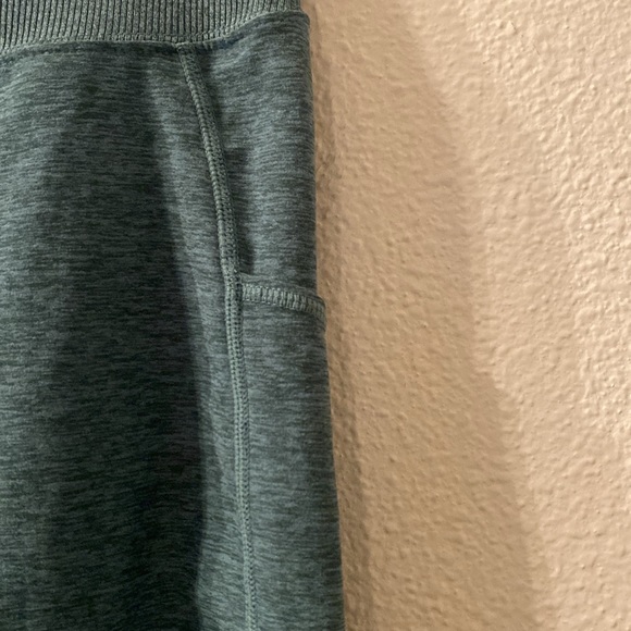 Kirkland leggings with side pocket size small - Picture 2 of 5